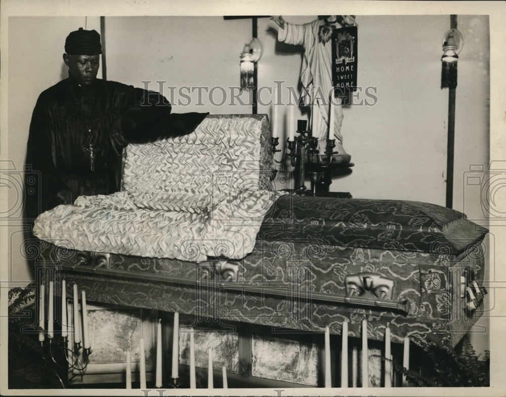 1934 Press Photo Professor J.A. Tomlinson and the policy casket at Pittsburgh