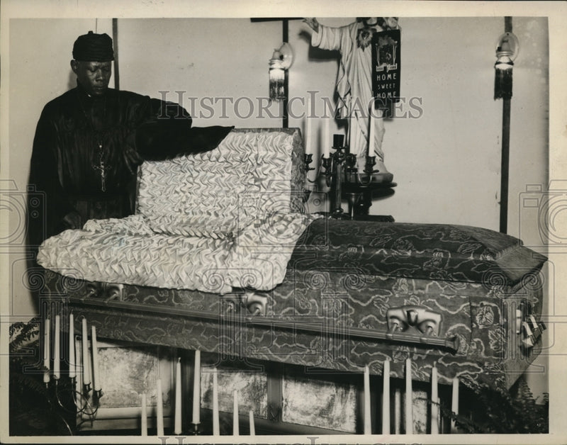 Load image into Gallery viewer, 1934 Press Photo Professor J.A. Tomlinson and the policy casket at Pittsburgh
