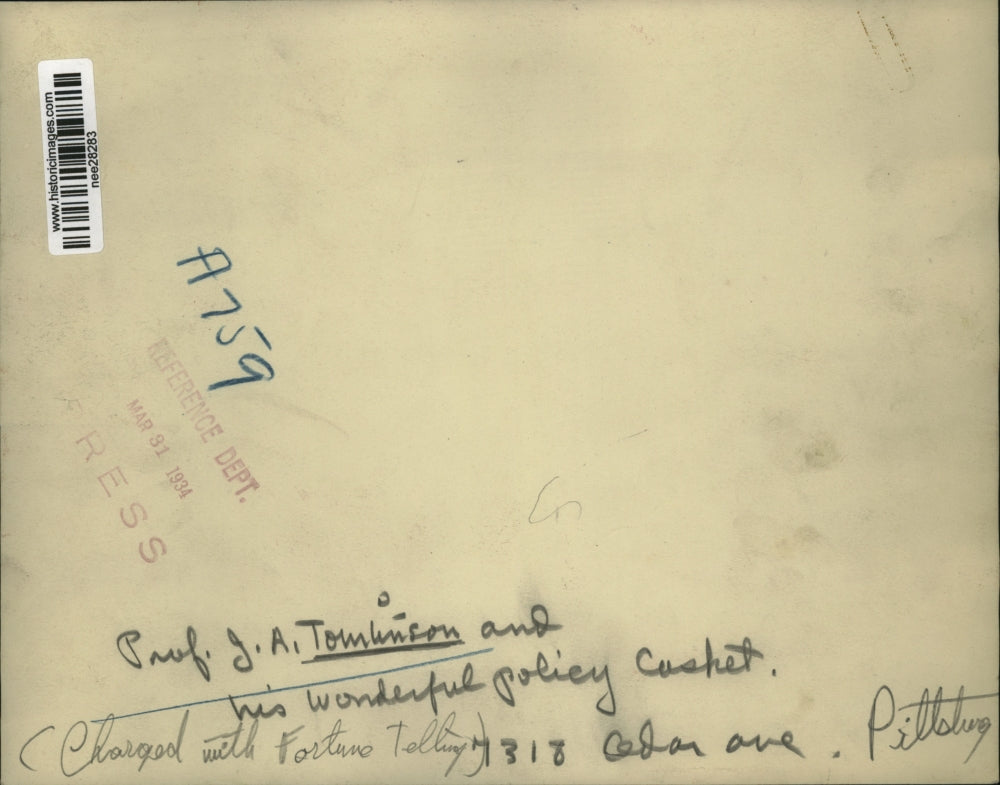 1934 Press Photo Professor J.A. Tomlinson and the policy casket at Pittsburgh