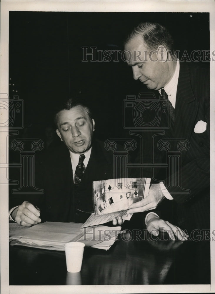 Load image into Gallery viewer, 1940 Press Photo Maxwell M Wallace &amp; Attorney Robert E Lynch Son Was Murdered
