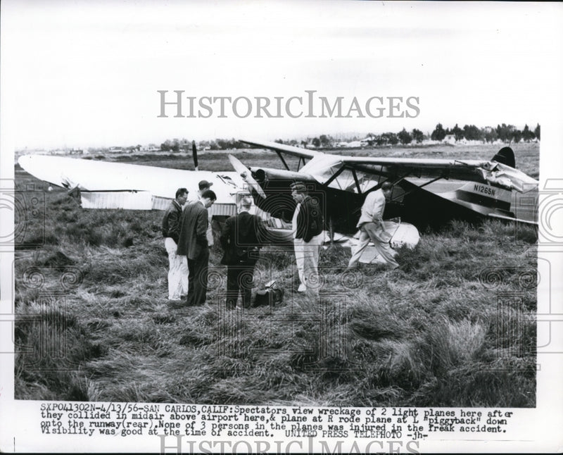 Load image into Gallery viewer, 1936 Press Photo Spectators view wreckage of 2 light planes collide
