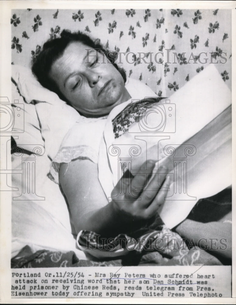 1954 Press Photo Mrs. Ray Peters reading telegram from President Eisenhower