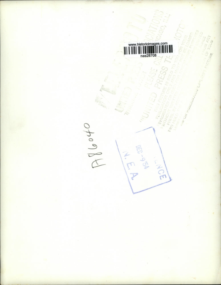 1954 Press Photo Mrs. Ray Peters reading telegram from President Eisenhower