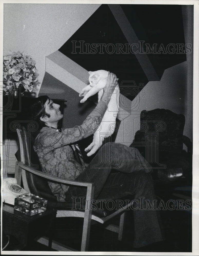 Load image into Gallery viewer, 1969 Press Photo Ron Chereskin with His Cat in NY Apartment - nee28723
