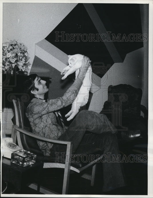 1969 Press Photo Ron Chereskin with His Cat in NY Apartment - nee28723