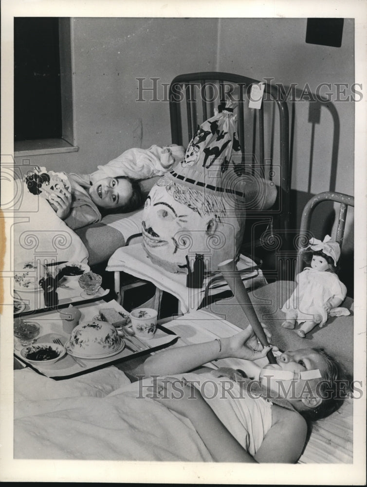1945 Press Photo Infantile Paralysis Victims Sandra Kemper & Nancy Fitzsimmons