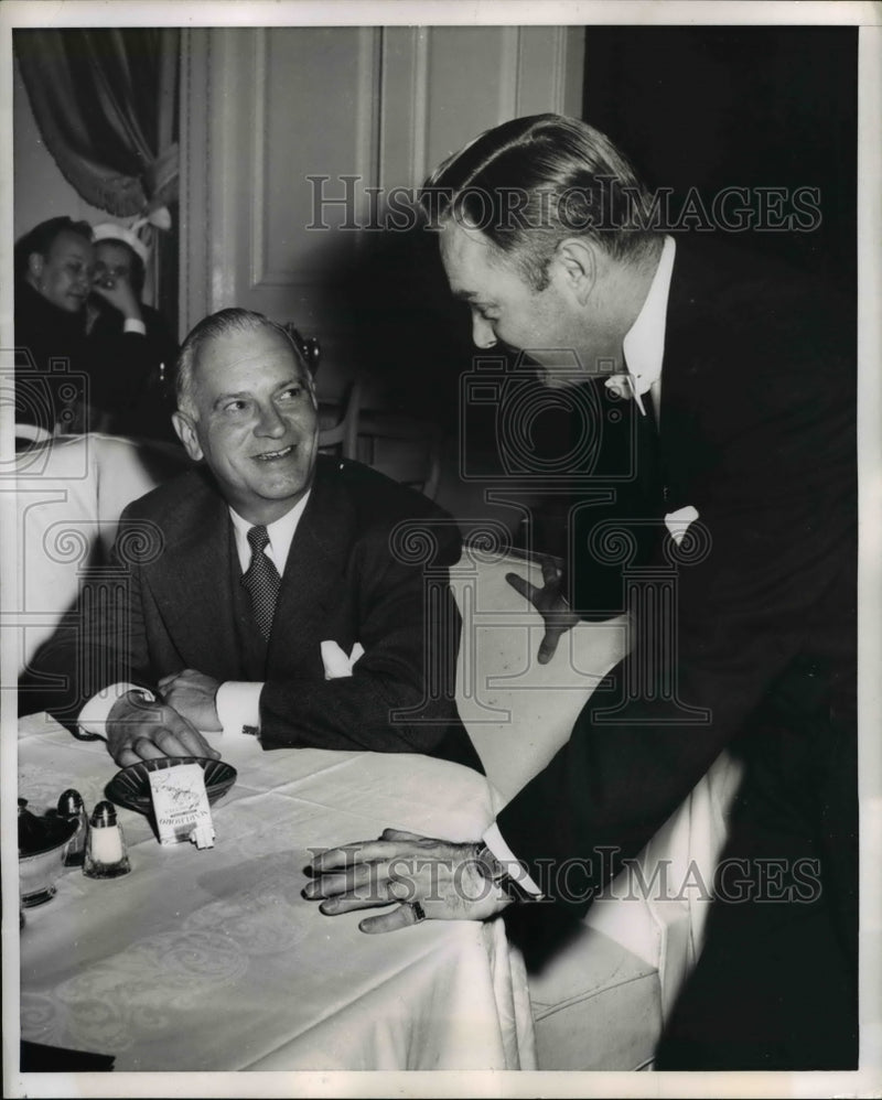 Load image into Gallery viewer, 1951 Press Photo Dwight Green, headwriter from Illinois - nee28984
