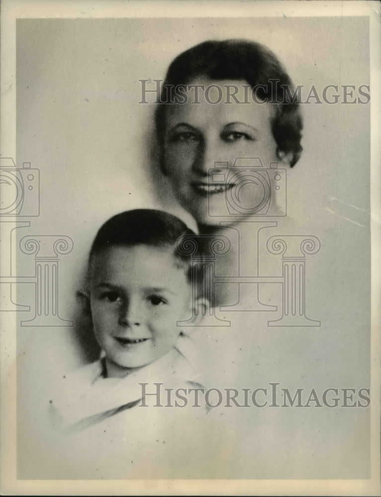 1941 Press Photo Mrs. Anthony Danis, Son Anthony Jr. of U.S.S. Kearny's Skipper