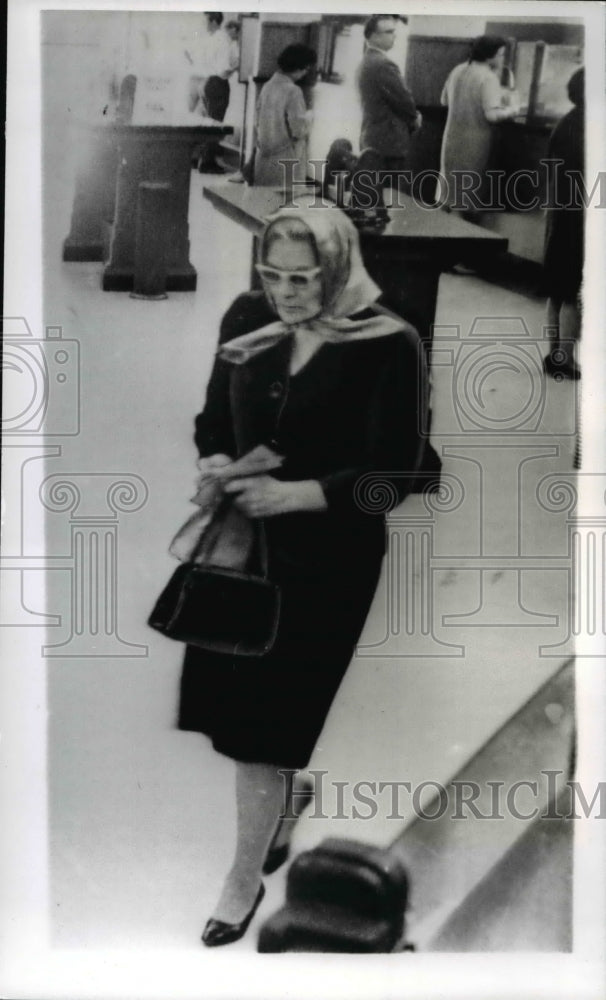 1968 Press Photo Woman photographed after holding up Bank of America - nee29127