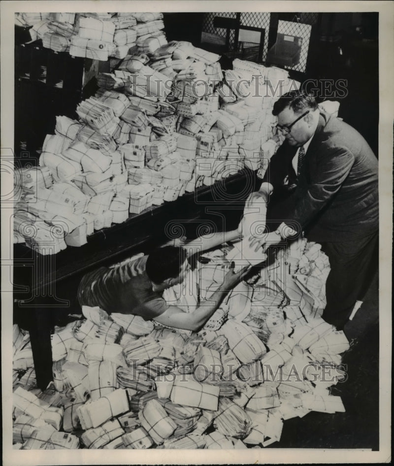 Load image into Gallery viewer, 1951 Press Photo Senate Postmaster Roy E. Riddle and Thomas R. Morris
