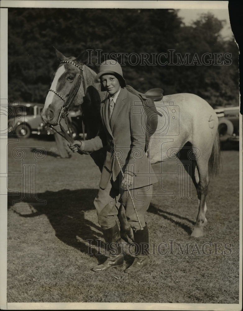 Load image into Gallery viewer, 1930 Press Photo Miss Louise Rocho with her mount Pepper Pot
