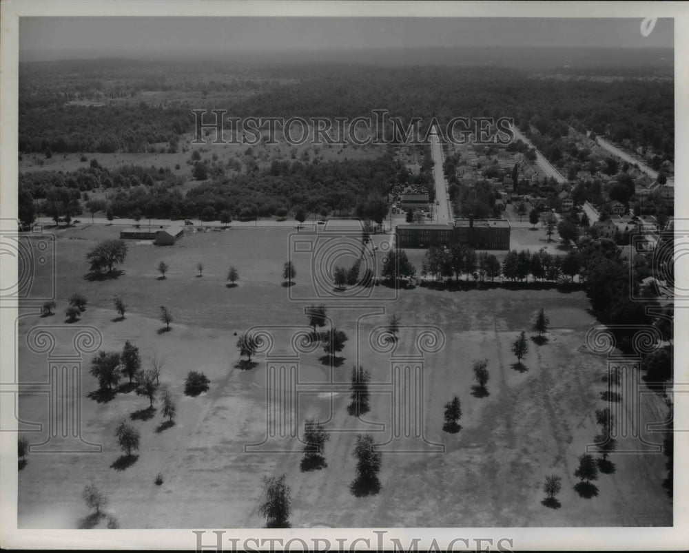1955 Press Photo Mayfield Rd. School and Mayfield Golf Course - nee29314