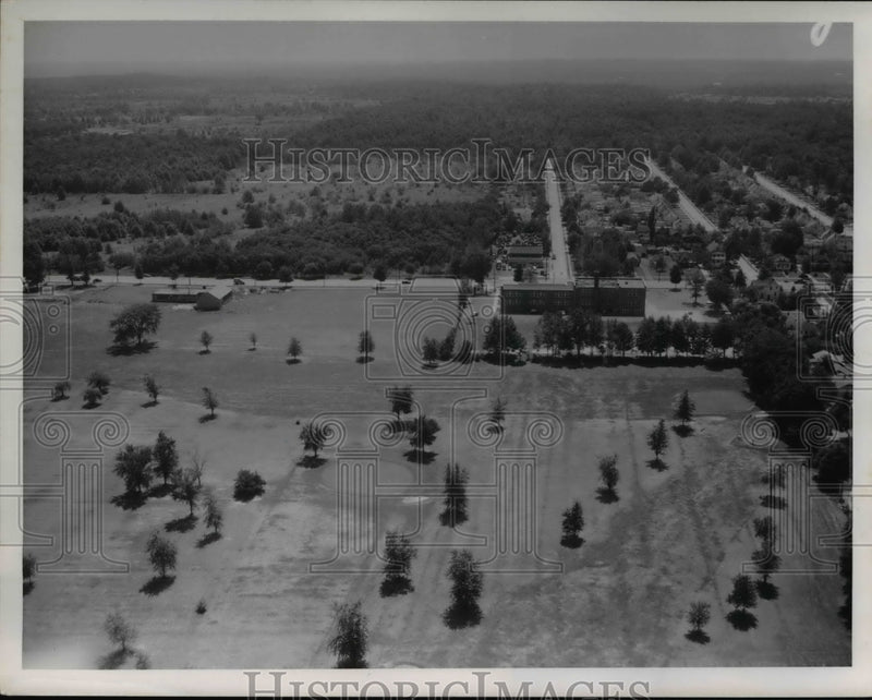 Load image into Gallery viewer, 1955 Press Photo Mayfield Rd. School and Mayfield Golf Course - nee29314
