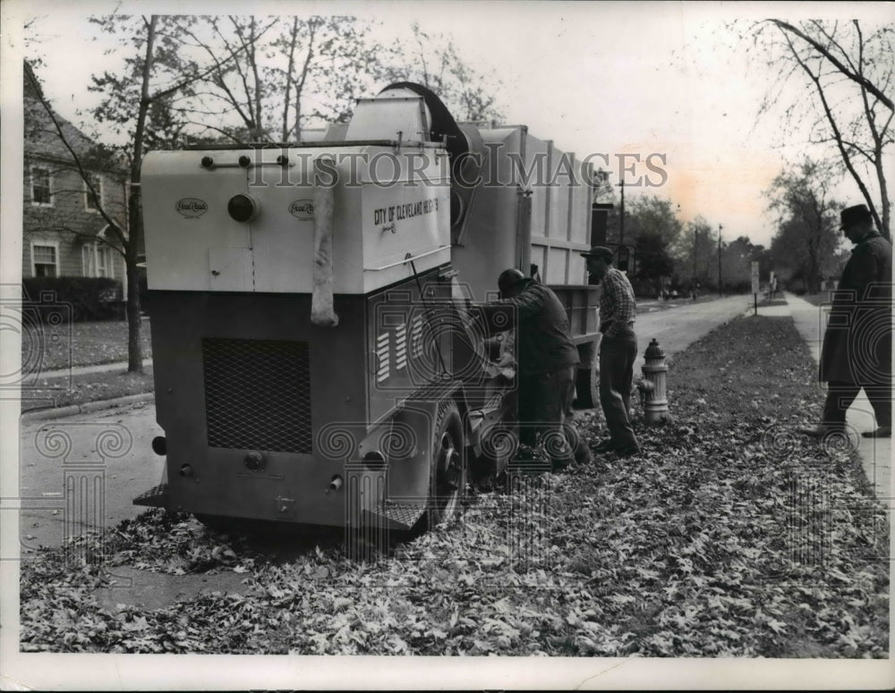 1961 Press Photo New Leaf Collecting Machine in Cleveland Heights - nee29357