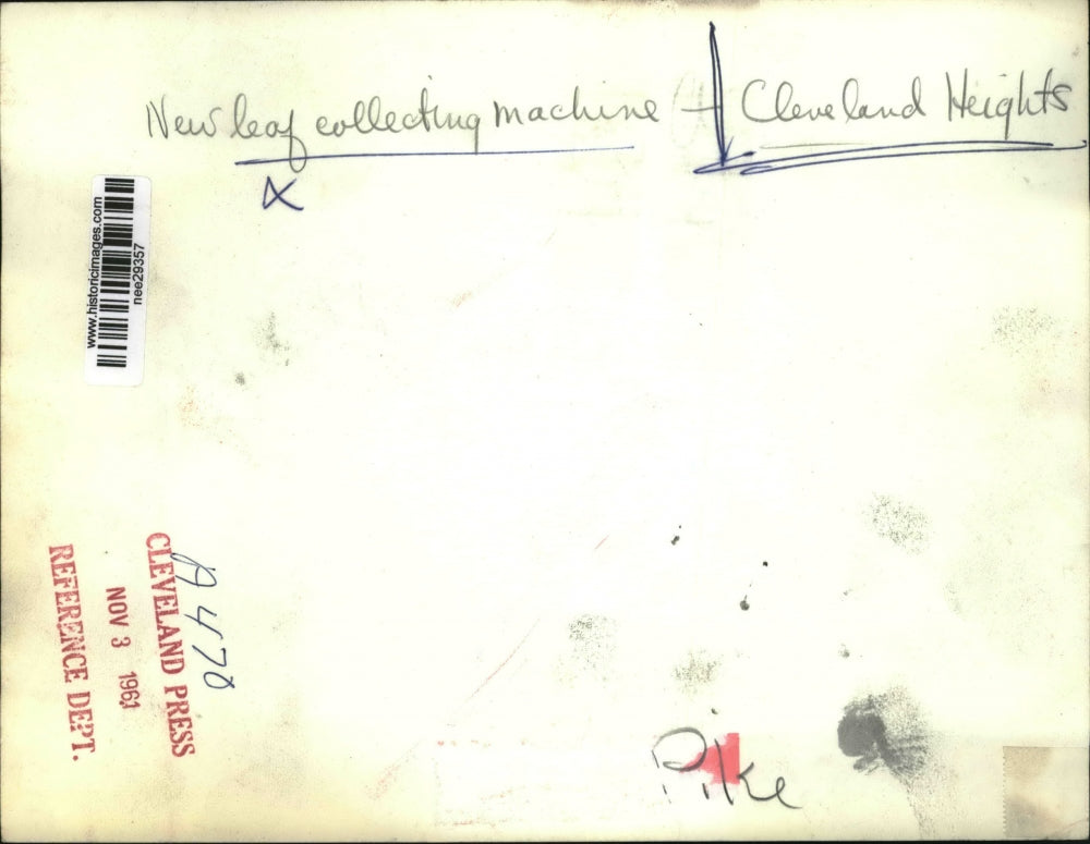 1961 Press Photo New Leaf Collecting Machine in Cleveland Heights - nee29357