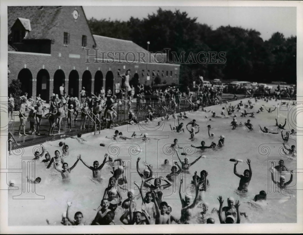 1959 Press Photo Swimmers at Cumberland Pool - nee29396- Historic Images