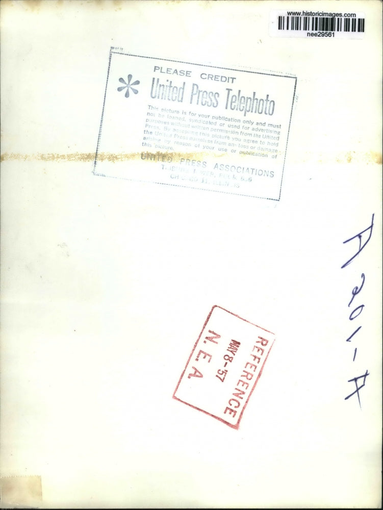 1957 Press Photo Sgt. Reubin Hudgins pulled in 3 foot alligator - nee29561