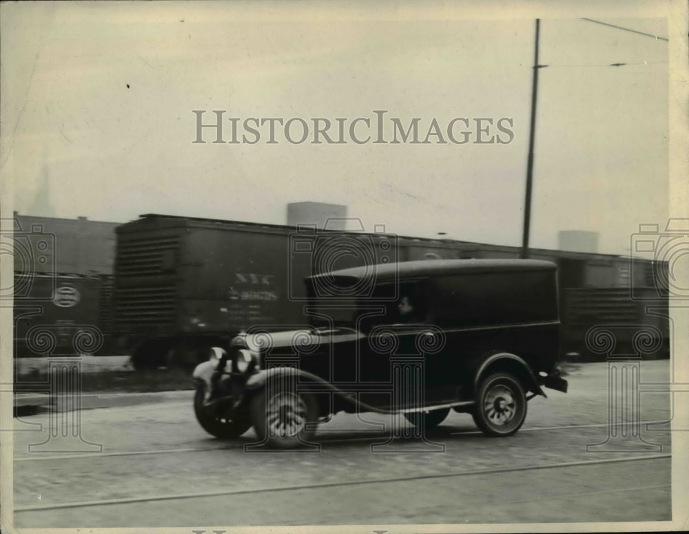 1933 Press Photo Automobile speeding on Broadway Ave. near NYE-RR Heights Home