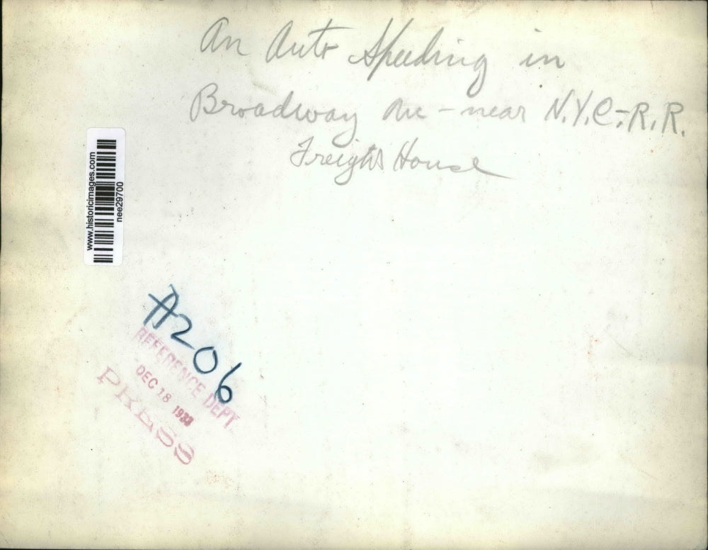 1933 Press Photo Automobile speeding on Broadway Ave. near NYE-RR Heights Home