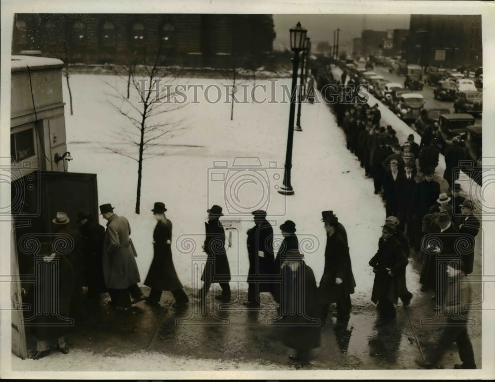 1940 Press Photo Job seekers march into exhibition Hall, Civil Service exam