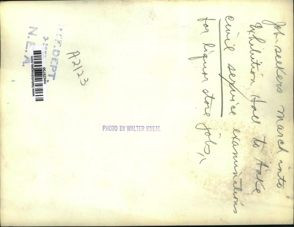 1940 Press Photo Job seekers march into exhibition Hall, Civil Service exam