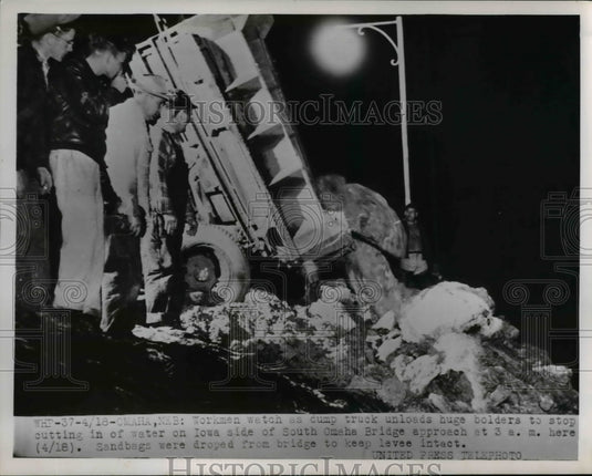 1952 Press Photo Dump truck unloads bolders to stop cutting in of water on Iowa