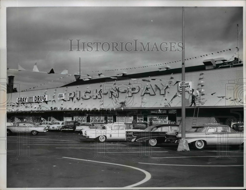 Load image into Gallery viewer, 1960 Press Photo Pick-N-Pay 9009 Euclid
