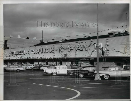 1960 Press Photo Pick-N-Pay 9009 Euclid