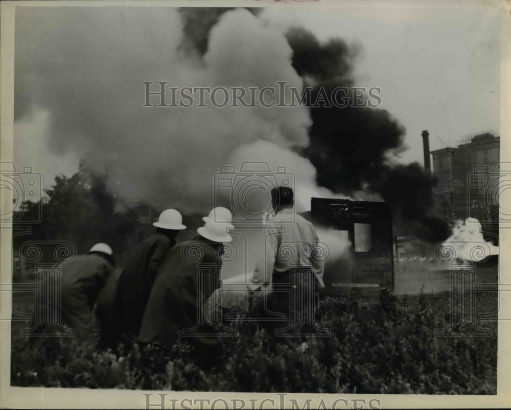 1943 Press Photo 9th & Lakeside Defense Fighting Fire - nee29906