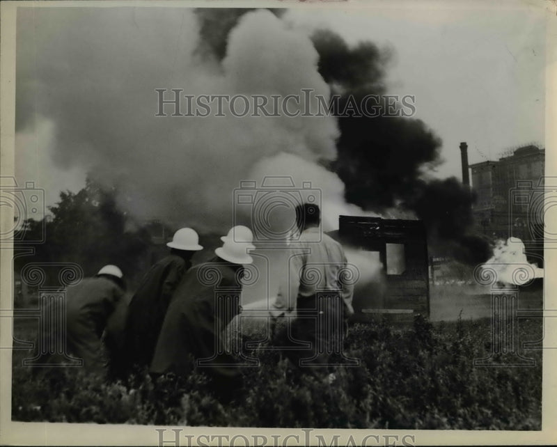 Load image into Gallery viewer, 1943 Press Photo 9th &amp; Lakeside Defense Fighting Fire - nee29906
