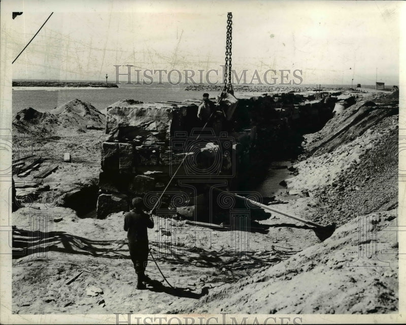Load image into Gallery viewer, 1941 Press Photo Wath Shore New Breatwell White City Beach - nee29909
