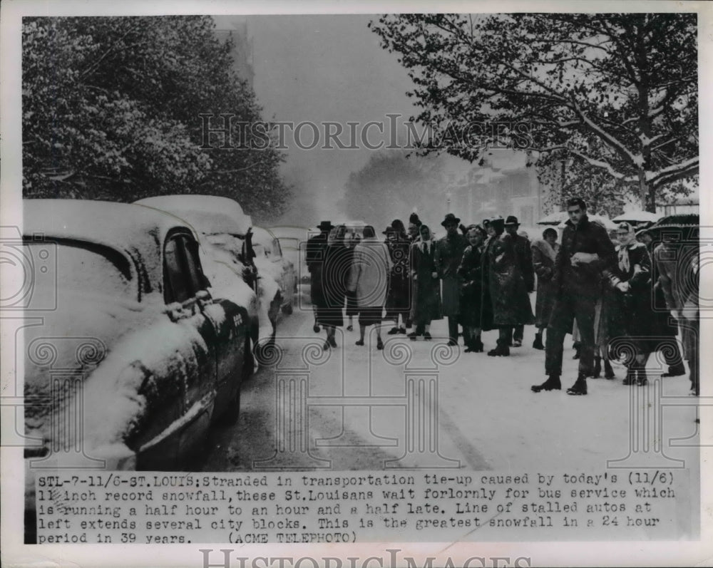 1951 Press Photo Crowd Workers Wait for Bus in Snow, St. Louis Missouri
