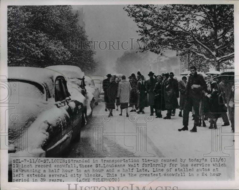 Load image into Gallery viewer, 1951 Press Photo Crowd Workers Wait for Bus in Snow, St. Louis Missouri
