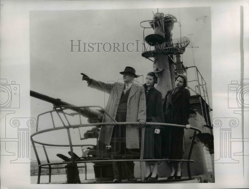 Load image into Gallery viewer, 1952 Press Photo Bridge of Drum with Skipper McMahon and daughters Olive &amp; Helen
