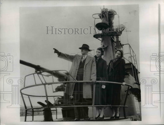 1952 Press Photo Bridge of Drum with Skipper McMahon and daughters Olive & Helen