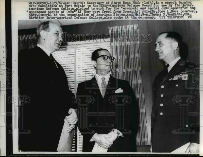 Load image into Gallery viewer, 1962 Press Photo Secy of State Dean Rusk, Dr.Jose A. Mora &amp; Maj. Gen VanNatta
