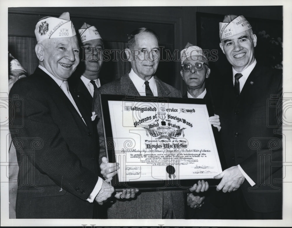 1962 Press Photo Gen. Douglas MacArthur receives Veteran Service Award