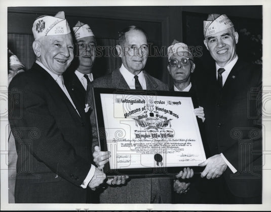 1962 Press Photo Gen. Douglas MacArthur receives Veteran Service Award