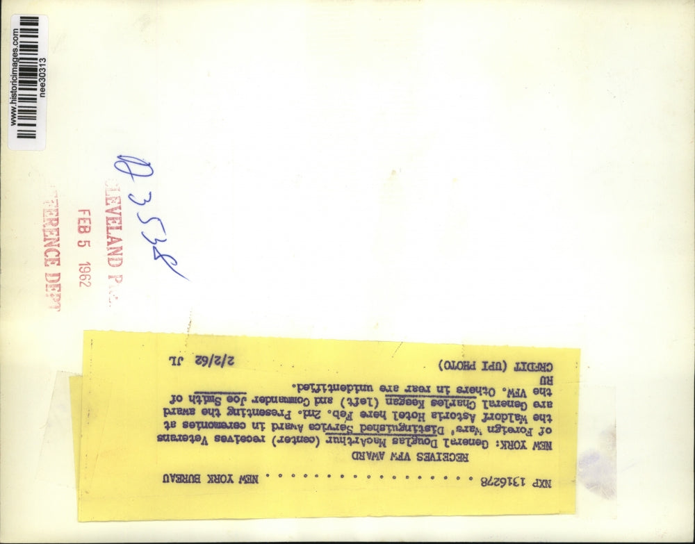 1962 Press Photo Gen. Douglas MacArthur receives Veteran Service Award