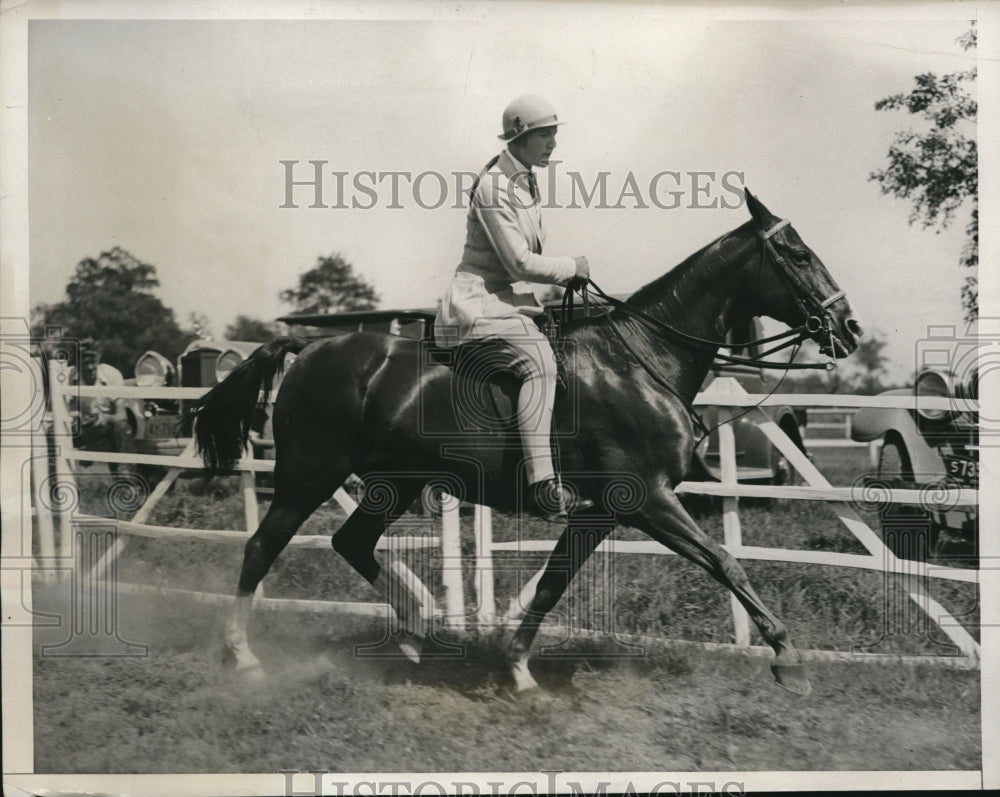 1933 Press Photo Socialite Wilhelmine Kirby Rides Horse "Vanity" - nee30394