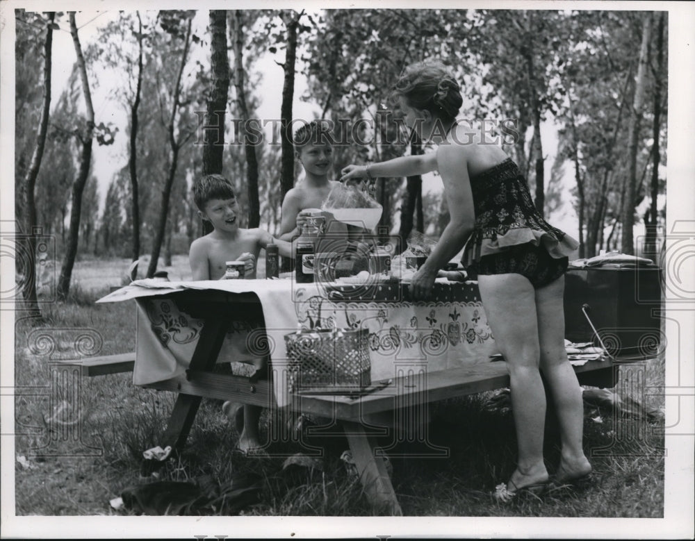 1956 Press Photo Joseph Schneider and mrs. fred Schneider in Headland State Park