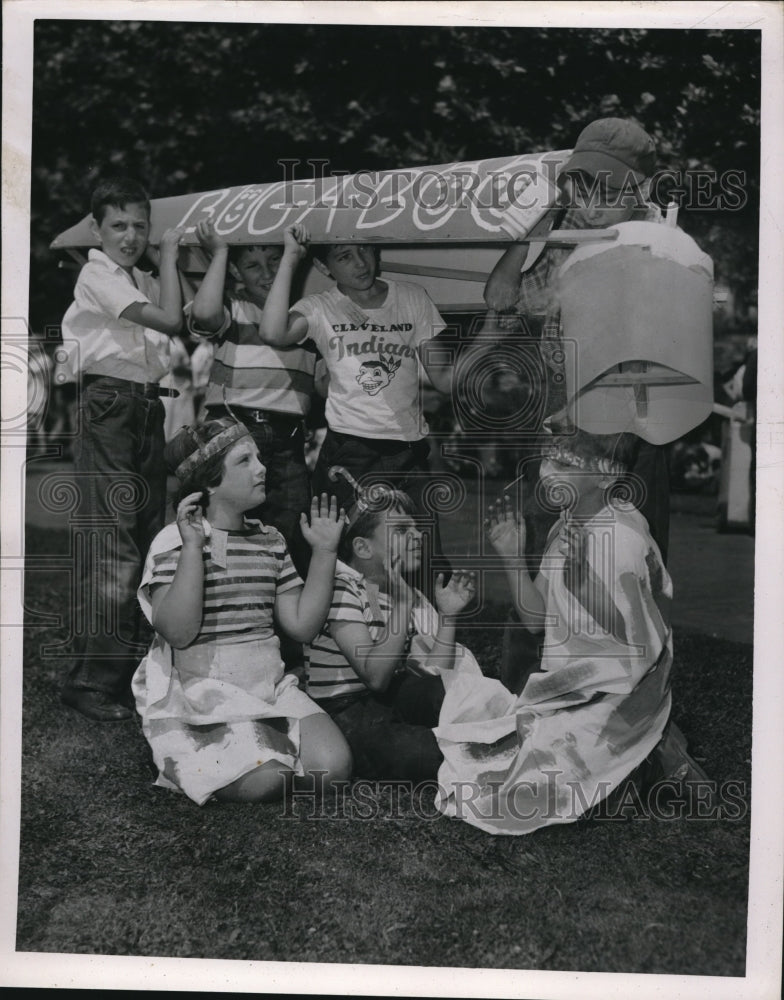 1950 Press Photo Children playing - nee30599