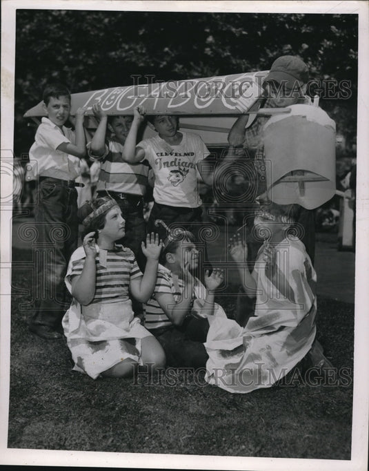 1950 Press Photo Children playing - nee30599