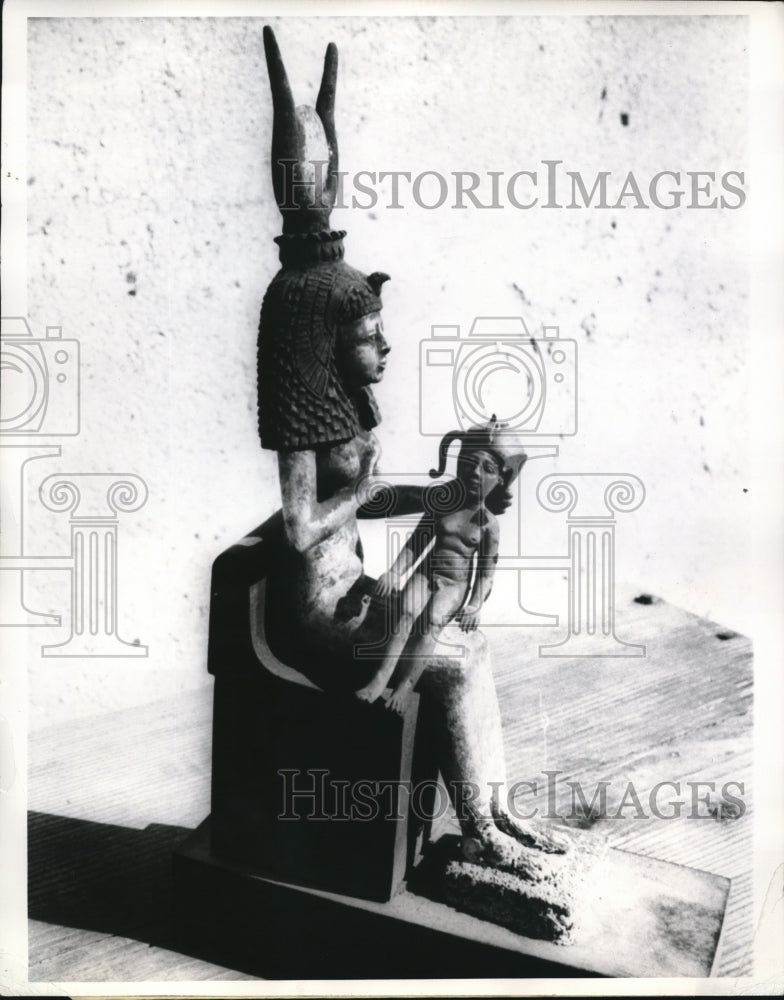 Load image into Gallery viewer, 1969 Press Photo Gold bronze statue of ancient Egyptian fertility Goddess, Isis
