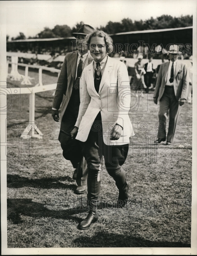 Load image into Gallery viewer, 1935 Press Photo Miss Wilhelmine S. Kirby at MonMouth County Horse Show
