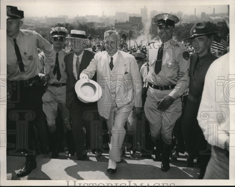 1936 Press Photo Gov. Alf M. Landon arriving in Capitol in Des Moines