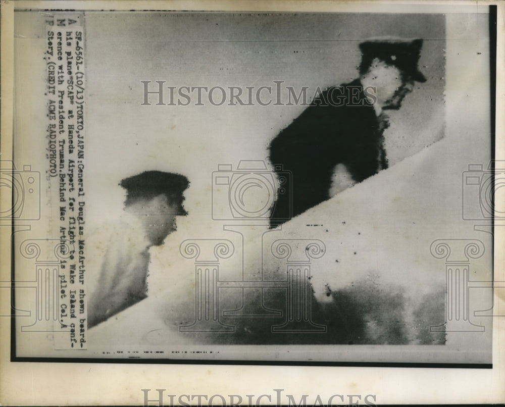 1950 Press Photo Gen. Douglas MacArthur shown boarding Scap Plane at Haneda