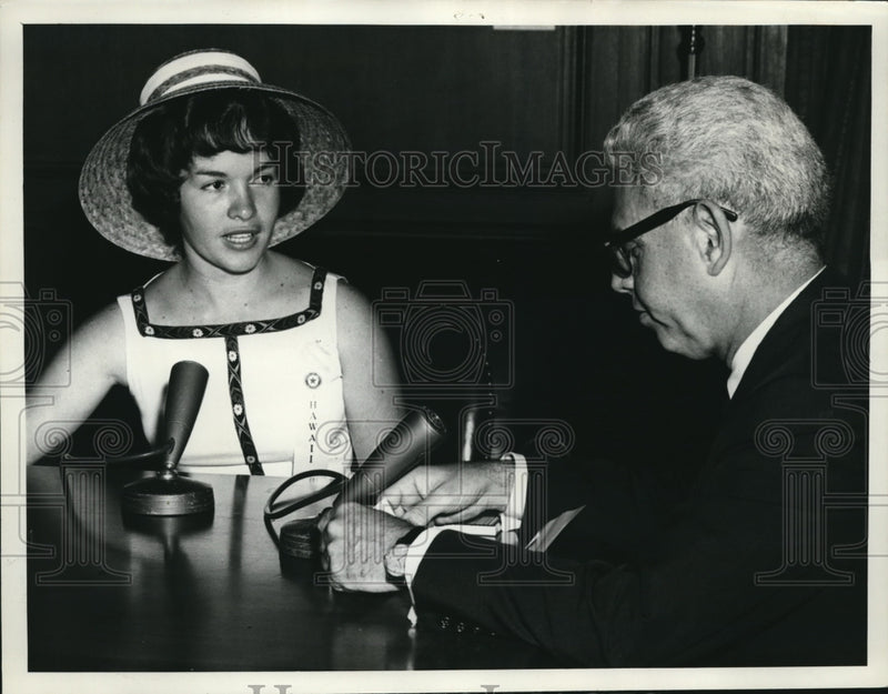 Load image into Gallery viewer, 1962 Press Photo Secretary of labor Arthur Goldberg in his office - nee30983
