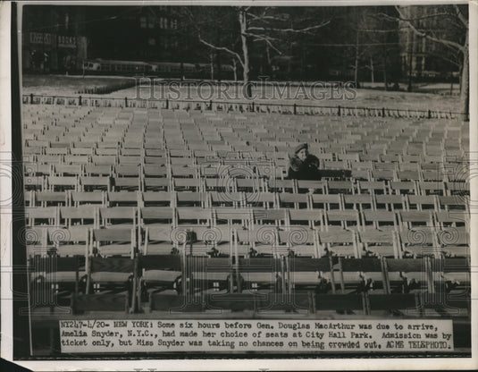 1951 Press Photo Amelia Snyder awaits Gen Douglas MacArthur's arrival, N.Y.C.