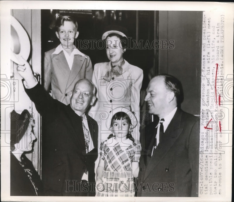 Load image into Gallery viewer, 1948 Press Photo Alfred Landon for President with wife and kids in Chicago Il.
